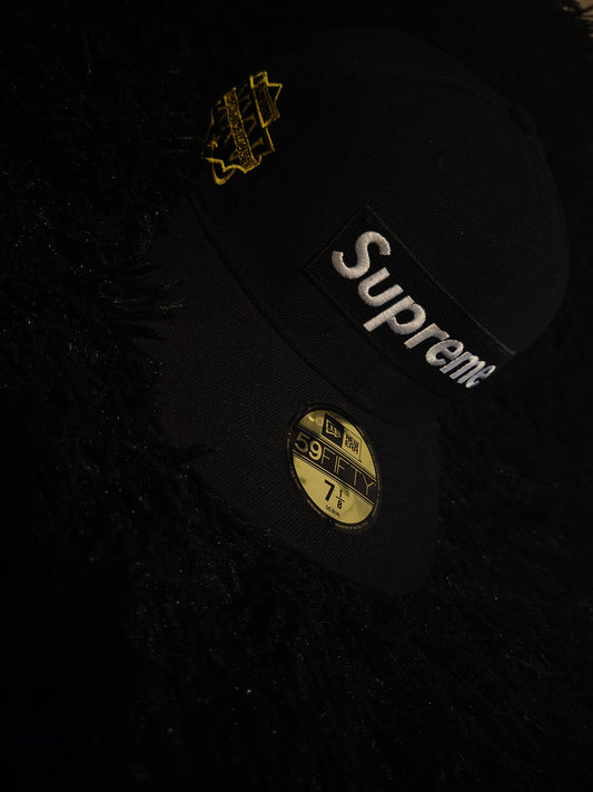 Gorra New Era X Supreme " World Famous"